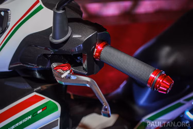 Benelli RFS150i LE 2019 sở hữu cặp tay côn, tay phanh có thể điều chỉnh, hệ thống treo trước là phuộc hành trình ngược, hệ thống treo sau là giảm xóc lò xo trụ đơn mang thương hiệu Kayaba, vành xe có decal trắng nổi bật. Cả bánh trước và sau đều được trang bị phanh đĩa đơn với kích thước lần lượt là 240mm và 220mm. 