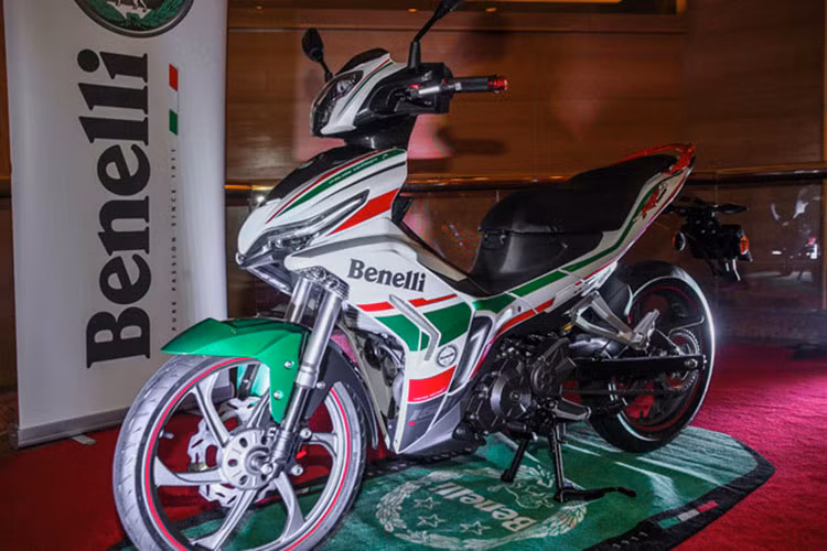  Benelli RFS150i LE 2019 là mẫu xe côn tay underbone mới nhất mà thương hiệu xe Ý vừa ra mắt tại thị trường Malaysia. Tại thị trường này, xe sẽ cạnh tranh với Yamaha YZ15R, có tên là Yamaha Exciter 150 tại Việt Nam, và Honda RS150R, còn gọi là Honda Winner 150.