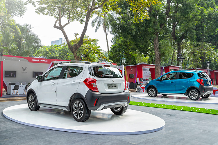 VinFast Fadil tại Việt Nam được bán ra 2 phiên bản gồm Tiêu chuẩn và Đặc biệt, cả 2 đều sử dụng chung động cơ 4 xy-lanh thẳng hàng (I4) dung tích 1.4L hút khí tự nhiên (N/A) cho công suất tối đa 98 mã lực tại 6.200 v/p và mô-men xoắn cực đại 128Nm tại 4.400 v/p, sức mạnh được truyền xuống cầu trước (FWD) thông qua hộp số tự động vô cấp (CVT).