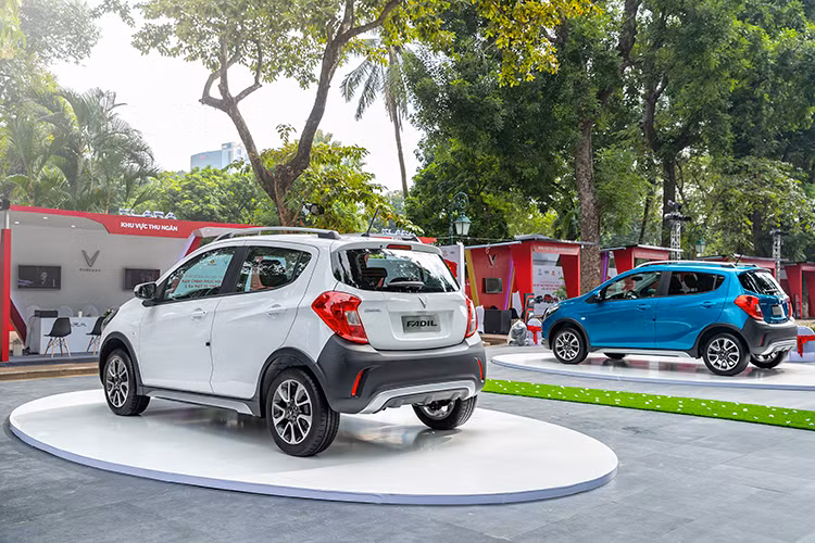 VinFast Fadil tại Việt Nam được bán ra 2 phiên bản gồm Tiêu chuẩn và Đặc biệt, cả 2 đều sử dụng chung động cơ 4 xy-lanh thẳng hàng (I4) dung tích 1.4L hút khí tự nhiên (N/A) cho công suất tối đa 98 mã lực tại 6.200 v/p và mô-men xoắn cực đại 128Nm tại 4.400 v/p, sức mạnh được truyền xuống cầu trước (FWD) thông qua hộp số tự động vô cấp (CVT).