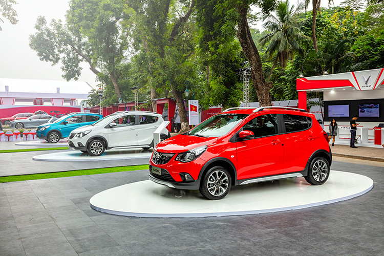 VinFast Fadil không có phiên bản số sàn (MT) như nhiều người mong đợi. Bản cao cấp của xe có giá khởi điểm 423 triệu đồng, chưa thuế. Tuy nhiên, trong đợt 1, giá xe sẽ giảm xuống còn 336 triệu đồng, chưa thuế. Xe có tổng cộng 5 tùy chọn màu sơn ngoại thất là đỏ, xanh, bạc, cam và trắng.