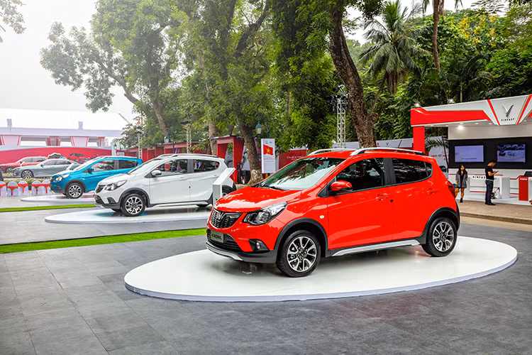 VinFast Fadil không có phiên bản số sàn (MT) như nhiều người mong đợi. Bản cao cấp của xe có giá khởi điểm 423 triệu đồng, chưa thuế. Tuy nhiên, trong đợt 1, giá xe sẽ giảm xuống còn 336 triệu đồng, chưa thuế. Xe có tổng cộng 5 tùy chọn màu sơn ngoại thất là đỏ, xanh, bạc, cam và trắng.