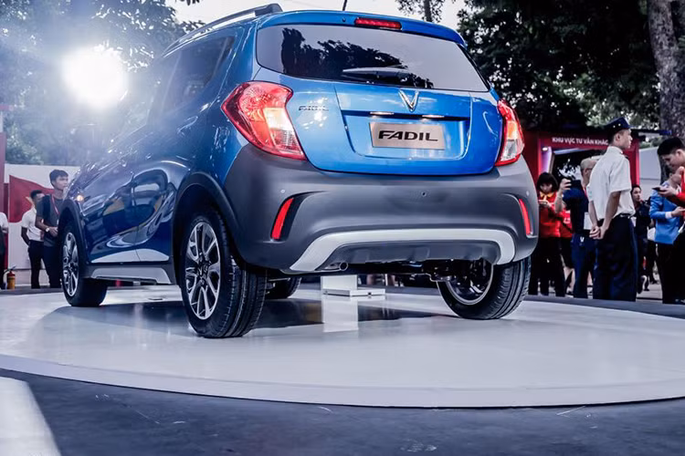 Hai bên thân xe với những đường ốp vuốt lên tương tự như nhiều mẫu xe hạng A của Hàn Quốc đang bán ra tại Việt Nam. Phần đuôi xe với cửa cốp khá nhỏ nhưng cụm đèn hậu lại có thiết kế lớn hơn. Cản va sau ốp màu bạc vuốt lên khá cao và đồng thời, đèn phanh đặt trên cánh gió sau...