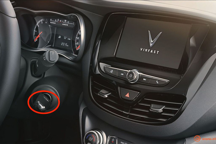 Về trang bị tiện nghi, cả 2 phiên bản đều trang bị 06 loa, ghế ngồi bọc da màu tối (loại da tổng hợp), ghế lái chỉnh cơ 6 hướng và ghế phụ chỉnh cơ 4 hướng. Vô-lăng bọc da và tích hợp nút điều khiển âm thanh, màn hình cảm ứng 7 inch kết nối Android Auto/ Apple CarPlay và điện thoại thông minh, 2 cổng USB sẽ là trang bị trên bản đặc biệt.