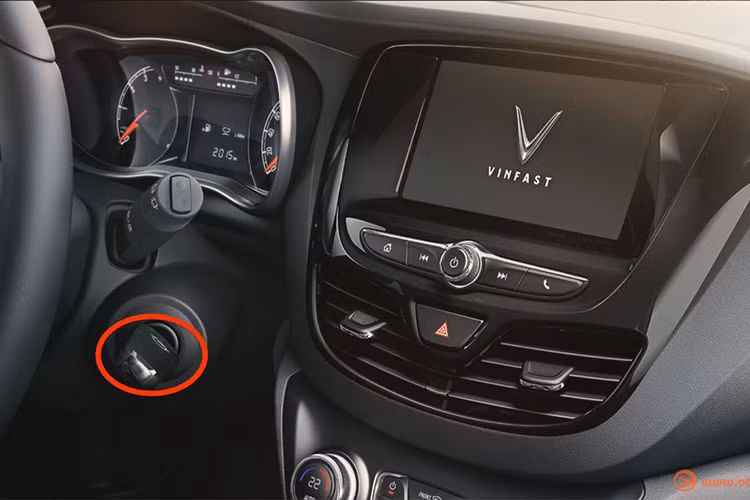 Về trang bị tiện nghi, cả 2 phiên bản đều trang bị 06 loa, ghế ngồi bọc da màu tối (loại da tổng hợp), ghế lái chỉnh cơ 6 hướng và ghế phụ chỉnh cơ 4 hướng. Vô-lăng bọc da và tích hợp nút điều khiển âm thanh, màn hình cảm ứng 7 inch kết nối Android Auto/ Apple CarPlay và điện thoại thông minh, 2 cổng USB sẽ là trang bị trên bản đặc biệt.