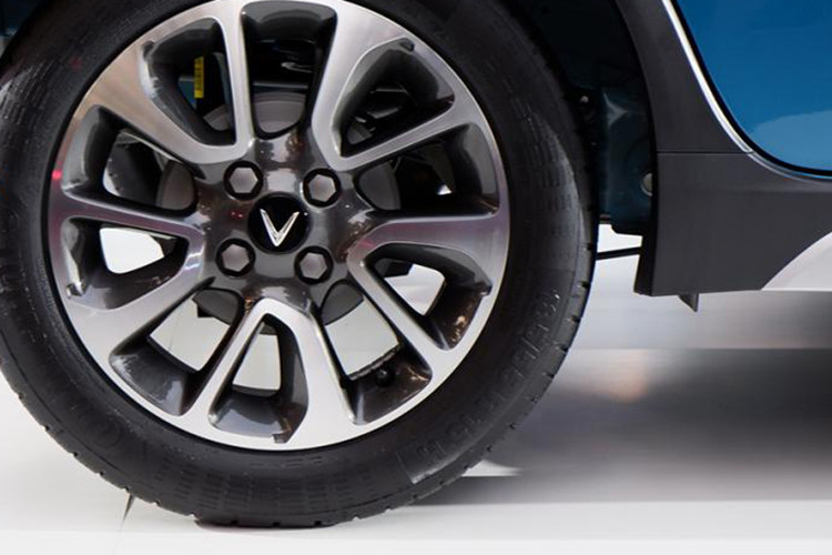 VinFast Fadil được trang bị bộ mâm hợp kim 5 chấu kép phối 2 tông màu với kích thước 15 inch khá đẹp mắt và thể thao hơn so với một số đối thủ cùng phân khúc hiện nay. Nằm ở chính giữa la-zăng là logo chữ V, bên cạnh đó xe cũng có gương chiếu hậu chỉnh, gập điện tích hợp đèn báo rẽ và cả chức năng sấy gương.