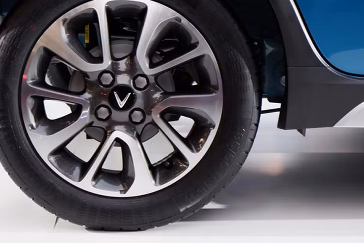 VinFast Fadil được trang bị bộ mâm hợp kim 5 chấu kép phối 2 tông màu với kích thước 15 inch khá đẹp mắt và thể thao hơn so với một số đối thủ cùng phân khúc hiện nay. Nằm ở chính giữa la-zăng là logo chữ V, bên cạnh đó xe cũng có gương chiếu hậu chỉnh, gập điện tích hợp đèn báo rẽ và cả chức năng sấy gương.