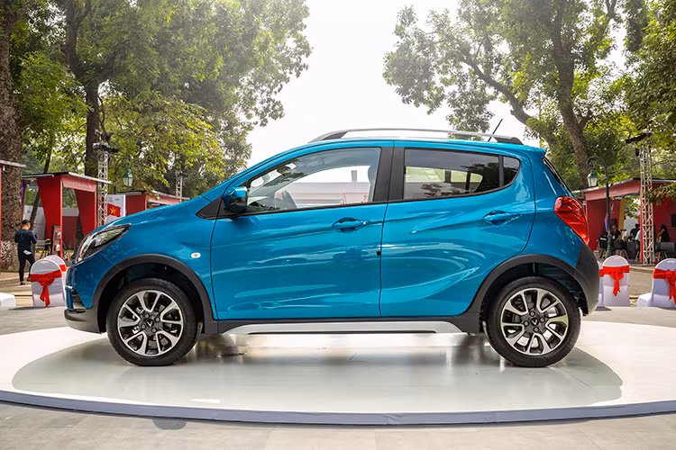 Phát triển dựa trên mẫu Opel Karl Rocks - xe VinFast Fadil mới có chiều dài, rộng, cao lần lượt là 3.676mm, 1.632mm và 1.495mm trong khi chiều dài cơ sở đạt mức 2.38 mm. Với kích thước này, xe có vóc dáng tương đối trung bình trong phân khúc khi có chiều dài ngắn hơn, bề ngang bé hơn so với Hyundai Grand i10 nhưng lại dài, rộng hơn Toyota Wigo.