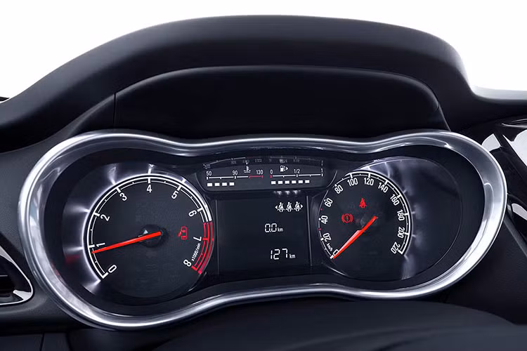 Ở phiên bản tiêu chuẩn xe sẽ không được trang bị bọc da vô lăng, bên cạnh đó ghế ngồi của xe cũng chỉ là dạng nỉ tối mầu. Hệ thống thông tin giải trí của xe chỉ có radio AM/FM, MP3 và hệ thống điều hòa chỉnh cơ.