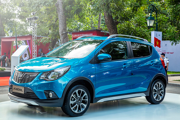 Ngoài ra, phiên bản cao cấp của xe sẽ được trang bị đèn pha cùng đèn hậu hoàn toàn bằng LED hiện đại trong khi đó bản tiêu chuẩn vẫn chỉ sử dụng bóng halogen. Bên cạnh đó, trên phiên bản cao cấp xe còn được trang bị cảnh báo chống trộm và khóa cửa tự động khi di chuyển.