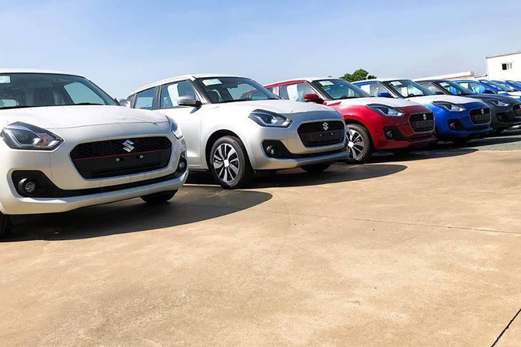 Cụ thể, cả 2 phiên bản của mẫu xe hạng B- Suzuki Swift 2018 thế hệ mới sẽ có tên gọi: GL và GLX. Về thiết kế, Swift 2018 thế hệ mới có thiết kế thay đổi mạnh mẽ dựa trên nền tảng Heartect mới của Suzuki. So với thế hệ cũ, Swift thế hệ mới có chiều dài ngắn hơn, rộng hơn.