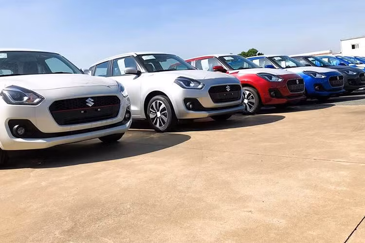 Cụ thể, cả 2 phiên bản của mẫu xe hạng B- Suzuki Swift 2018 thế hệ mới sẽ có tên gọi: GL và GLX. Về thiết kế, Swift 2018 thế hệ mới có thiết kế thay đổi mạnh mẽ dựa trên nền tảng Heartect mới của Suzuki. So với thế hệ cũ, Swift thế hệ mới có chiều dài ngắn hơn, rộng hơn.