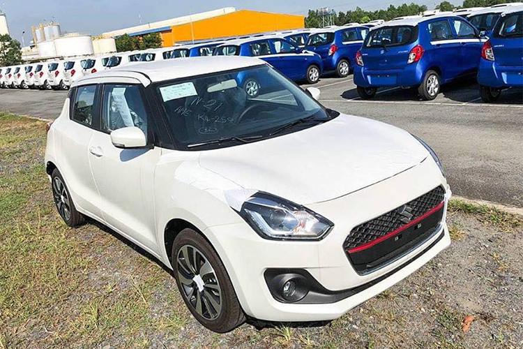 Xe sở hữu kích thước: chiều dài 3.840 mm (giảm 10 mm) và chiều rộng 1.735 mm (tăng thêm 40 mm) và chiều dài cơ sở 2.450 mm (tăng thêm 20 mm). Nhờ đó, không gian chứa đồ của khoang hành lý tăng thêm 46 lít. Ở thế hệ 2018, Suzuki Swift có sự thay đổi mạnh mẽ trong thiết kế, rõ nhất là phần đầu xe, với lưới tản nhiệt mới, mang màu sơn đen.