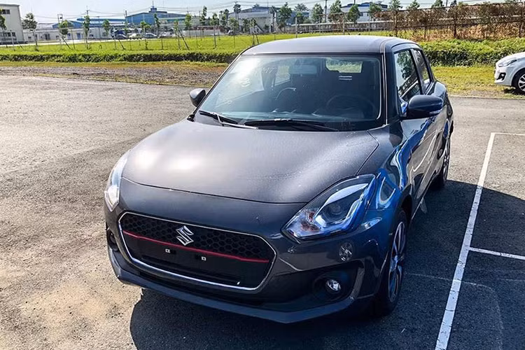 Cụm đèn pha góc cạnh hơn, đèn định vị ban ngày LED. Cản trước cũng thay đổi so với đời trước. Thiết kế đuôi xe cũng được nhà sản xuất Suzuki thay đổi với cụm đèn hậu lồi ra nhiều hơn. Kiểu dáng đuôi xe cũng có phần vuông hơn so với thế hệ cũ.