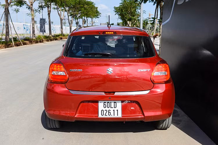 Trong đó, phiên bản GLX cao cấp nhất được trang bị Cruise Control. Về an toàn, một số trang bị an toàn tiêu chuẩn trên Swift 2018 như hệ thống phanh: ABS, EBD, BA và 2 túi khí. Xe có mức tiêu thụ trung bình 4,34 lít/100km và lượng khí thải CO2 100g/km (thế hệ cũ là 5 lít/100km và lượng khí thải CO2 120g/km).