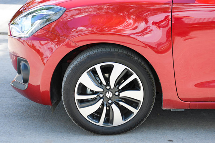 Mẫu xe Suzuki Swift hoàn toàn mới về thị trường Việt Nam sẽ có tới 4 cấu hình khác nhau khi được bán ra trên thị trường. Xe sở hữu bộ la-zăng hợp kim mới hai tông màu cỡ 15 inch hoặc 16 inch. Tay nắm cửa phía sau đặt ở cột C, thay vì đặt ở trên cửa như thông thường.