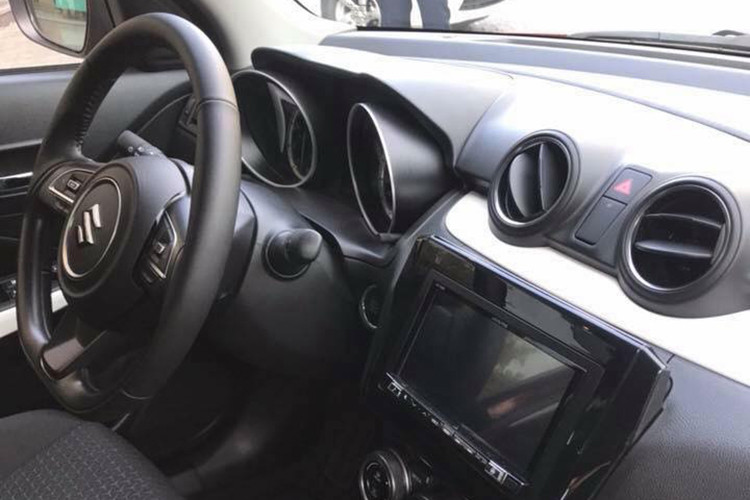 Bên trong nội thất, trên phiên bản cao cấp Suzuki Swift 2018 trang bị đầy đủ với vô-lăng bọc da tích hợp nhiều nút chức năng như điều chỉnh âm lượng, điều khiển hành trình, khoá thông minh (keyless entry), nút khởi động (Start/Stop), điều hòa tự động, âm thanh 06 loa, màn hình cảm ứng kích thước 7 inch tích hợp định vị và kết nối Apple CarPlay/ MirrorLink,...
