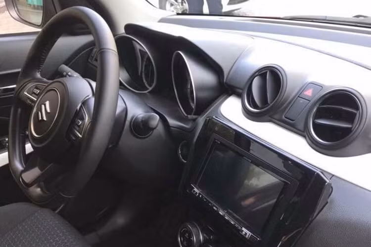 Bên trong nội thất, trên phiên bản cao cấp Suzuki Swift 2018 trang bị đầy đủ với vô-lăng bọc da tích hợp nhiều nút chức năng như điều chỉnh âm lượng, điều khiển hành trình, khoá thông minh (keyless entry), nút khởi động (Start/Stop), điều hòa tự động, âm thanh 06 loa, màn hình cảm ứng kích thước 7 inch tích hợp định vị và kết nối Apple CarPlay/ MirrorLink,...