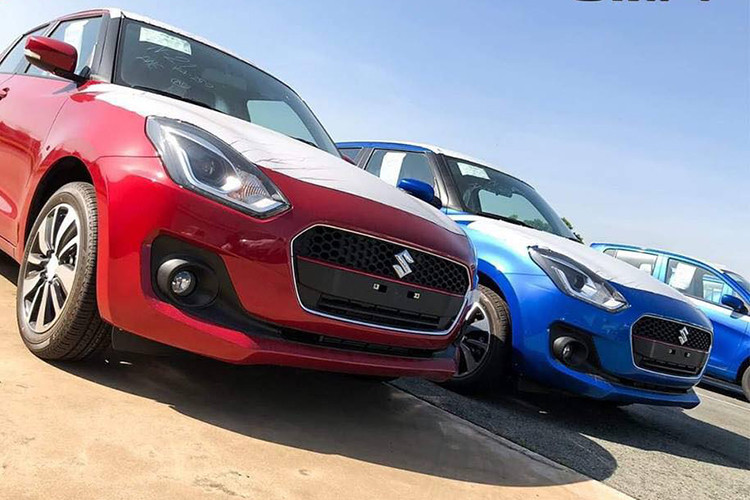 Mẫu xe Suzuki Swift 2018 đã chính thức được nhập khẩu từ Thái Lan về Việt Nam và sẽ chính thức ra mắt thị trường trong nước vào ngày 1/12 tới đây. Trước thời điểm này, những chiếc Suzuki Swift 2018 đã cập bến Việt Nam và chỉ còn chờ ngày giao cho các khách hàng đặt mua trước.