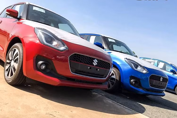 Mẫu xe Suzuki Swift 2018 đã chính thức được nhập khẩu từ Thái Lan về Việt Nam và sẽ chính thức ra mắt thị trường trong nước vào ngày 1/12 tới đây. Trước thời điểm này, những chiếc Suzuki Swift 2018 đã cập bến Việt Nam và chỉ còn chờ ngày giao cho các khách hàng đặt mua trước.