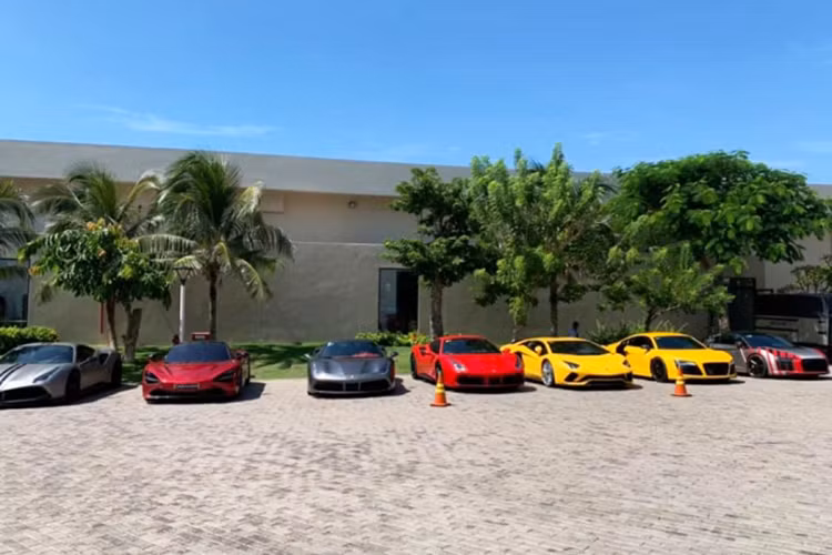 Trong số những chiếc siêu xe tại Vũng Tàu bao gồm 2 chiếc McLaren 720S, Audi R8, Audi R8 V10 Plus, Lamborghini Aventador LP700-4 độ Liberty Walk, Lamborghini Aventador S LP740-4, 3 chiếc siêu xe Ferrari 488 GTB, 2 chiếc Rolls-Royce Ghost, Bentley Mulsanne EWB, xe siêu sang Mercedes-Maybach S-Class...