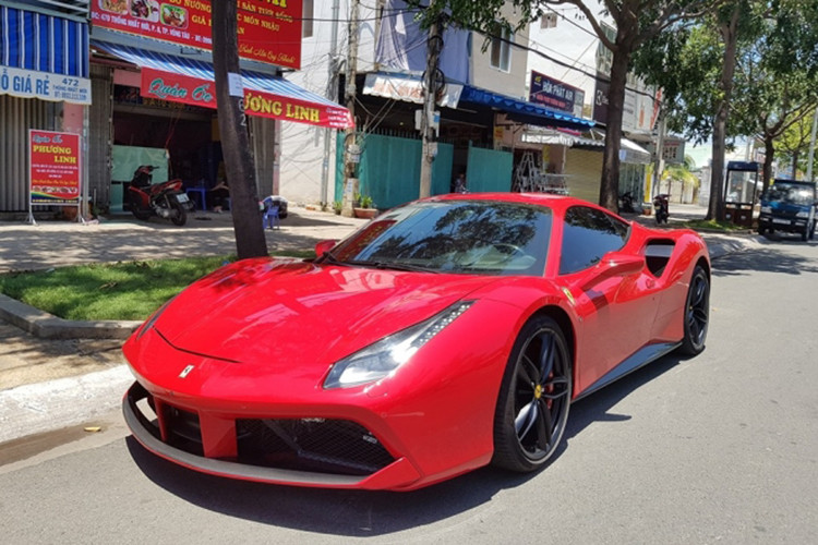 Ngoài ra còn có sự xuất hiện của chiếc Ferrari 488 GTB màu đỏ Rosso Corsa thuộc sở hữu của nam ca sỹ Tuấn Hưng. Chiếc xe mới được tái xuất sau thời gian dài vắng bóng cùng bộ mâm được sơn lại màu đen, góp phần khiến chiếc xe trở nên hầm hố hơn so với trước.