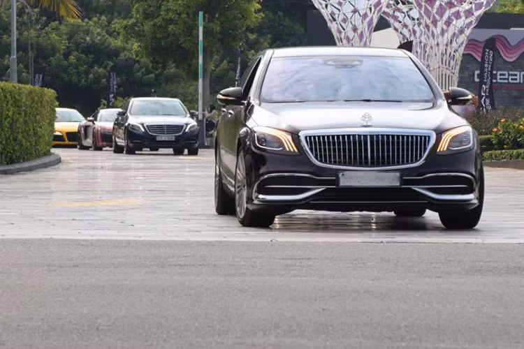 Hiện tại, đoàn siêu xe trăm tỷ đồng của giới nhà giàu Sài Gòn đã kéo nhau về lại TP HCM để dưỡng sức trước khi tụ tập vào tối mai, ngày 28/7/2019 để tham dự đám cưới của tay chơi siêu xe Cường Đô la tại một trung tâm hội nghị sang trọng ở quận 1.