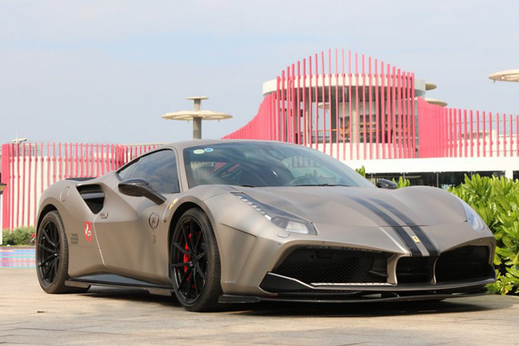 Có lẽ tại lần họp mặt này, số lượng siêu xe Ferrari 488 GTB đã “áp đảo” khi có tới 3 chiếc với 3 màu sắc khác nhau. Đáng chú ý là chiếc Ferrari 488 GTB được trang bị gói độ Super Veloce Racing cùng bộ mâm Litespeed Racing.