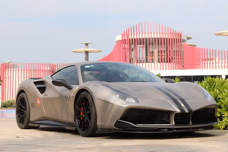 Có lẽ tại lần họp mặt này, số lượng siêu xe Ferrari 488 GTB đã “áp đảo” khi có tới 3 chiếc với 3 màu sắc khác nhau. Đáng chú ý là chiếc Ferrari 488 GTB được trang bị gói độ Super Veloce Racing cùng bộ mâm Litespeed Racing.