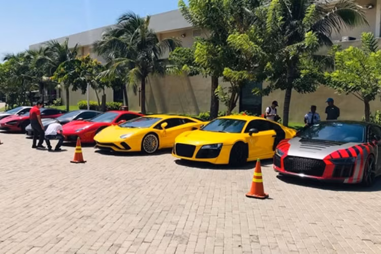 Mới đây, giới mê xe tại Vũng Tàu lại có dịp được “chiêm ngưỡng” dàn siêu xe tiền tỷ đình đám đã có phần quen thuộc với những người đam mê xe trên cả nước trong hành trình siêu xe Việt Nam - Carpassion 2019. Cuộc họp mặt lần này được tổ chức tại một nhà hàng tại thành phố biển Vũng Tàu trước ngày cưới tay chơi Cường Đô la.