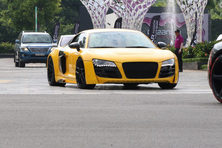 Siêu xe Audi R8 được trang bị gói độ Prior Design cá tính cùng màu đen và vàng được kết hợp trông khá hầm hố. Trước đó, chiếc xe này mang màu trắng nhưng sau đó đã được chủ nhân mới quyết định đổi màu.