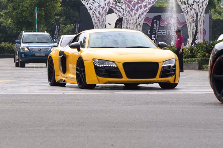 Siêu xe Audi R8 được trang bị gói độ Prior Design cá tính cùng màu đen và vàng được kết hợp trông khá hầm hố. Trước đó, chiếc xe này mang màu trắng nhưng sau đó đã được chủ nhân mới quyết định đổi màu.