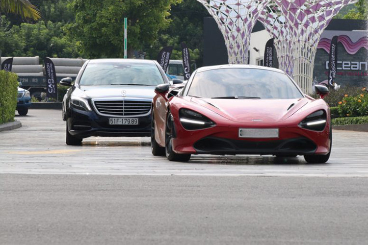 Chiếc siêu xe Mclaren 720s màu đỏ Memphis red có lẽ đá quá thân quen với những người mê xe tại Việt Nam, bởi đây chính là chiếc xe dẫn đoàn trong hành trình Carpassion 2019 vừa diễn ra thời gian qua.