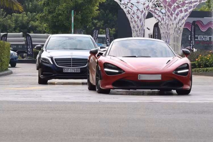 Chiếc siêu xe Mclaren 720s màu đỏ Memphis red có lẽ đá quá thân quen với những người mê xe tại Việt Nam, bởi đây chính là chiếc xe dẫn đoàn trong hành trình Carpassion 2019 vừa diễn ra thời gian qua.
