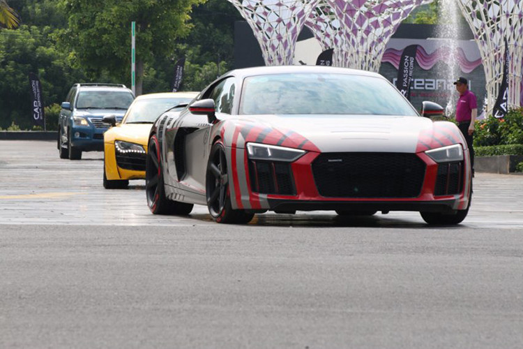 Audi R8 V10 Plus thế hệ thứ 2, chiếc xe được khoác lên mình lớp decal khá độc đáo cùng bộ mâm Vossen 5 chấu 20 inch cách điệu, đơn giản nhưng đẹp. Chiếc xe này thuộc sở hữu của địa gia siêu xe Cường Đô la.