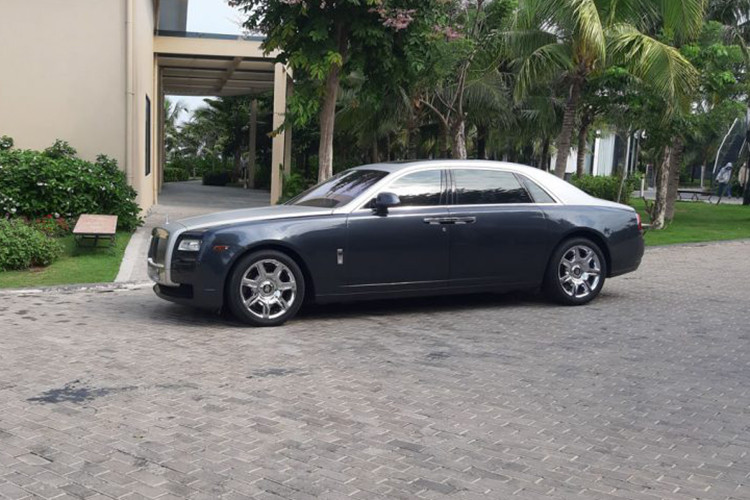 Bên cạnh những chiếc siêu xe còn có sự góp mặt của dàn xe sang tiền tỷ ấn tượng như Bentley Mulsanne EWB, 3 chiếc Mercedes S-Klasse, Mercedes S450 Maybach, bộ đôi Rolls-Royce Ghost series I dual tone...