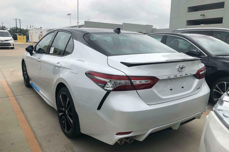 So với phiên bản cũ, Toyota Camry thế hệ mới được trang bị nắp capô nằm thấp hơn 40,6 mm. Đằng sau Toyota Camry thế hệ mới xuất hiện cụm đèn hậu công nghệ LED thanh mảnh, kéo dài xuống cả cản sau. Trên đuôi xe còn có logo mới của hãng Toyota. So với thế hệ hiện nay, Camry 2018 cũng sẽ có trọng lượng nhẹ hơn.