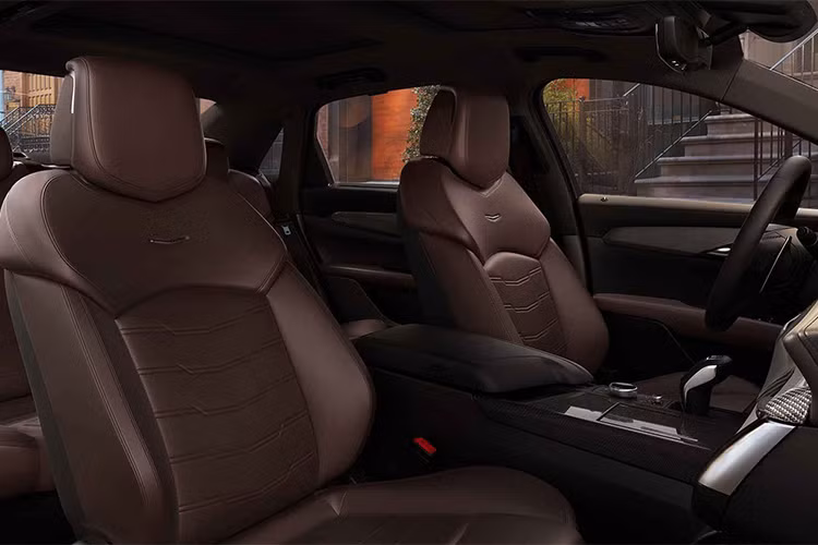 Hệ thống tăng áp (turbo) sẽ đẩy không khí vào các xy lanh với tỷ lệ nén 9,8: 1 - Động cơ V8 này còn có tính năng ngắt xy-lanh để tiết kiệm nhiên liệu. Cuối cùng, sức mạnh từ động cơ sẽ được truyền đến cả bốn bánh (all-wheel-drive) qua hộp số tự động 10 cấp.