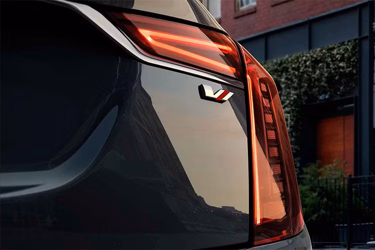 Về động cơ, CT6 V-Sport thuộc dòng ''V'' hiệu năng cao của hãng xe sang Mỹ, xe mạnh 550 mã lực và mô-men xoắn cực đại 850Nm tại dải vòng tua máy từ 3.200 - 4.000 vòng/phút nhờ động cơ V8 DOHC dung tích 4.2L tăng áp kép (twin-turbo).