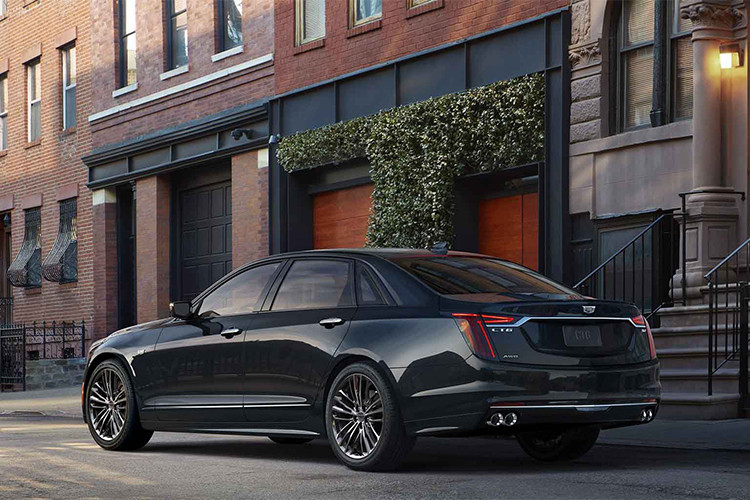 Xe được trang bị hệ thống treo thích ứng Magnetic Ride Control, phanh hiệu suất từ Brembo đĩa phanh lên đến 19 inch, bộ mâm hợp kim đa chấu kích thước 20inch. Cadillac CT6 V-Sport 2019 cũng được trang bị cụm lưới tản nhiệt lưới và đi kèm với đèn pha LED.