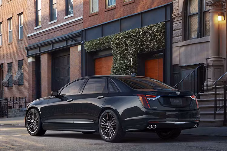 Xe được trang bị hệ thống treo thích ứng Magnetic Ride Control, phanh hiệu suất từ Brembo đĩa phanh lên đến 19 inch, bộ mâm hợp kim đa chấu kích thước 20inch. Cadillac CT6 V-Sport 2019 cũng được trang bị cụm lưới tản nhiệt lưới và đi kèm với đèn pha LED.