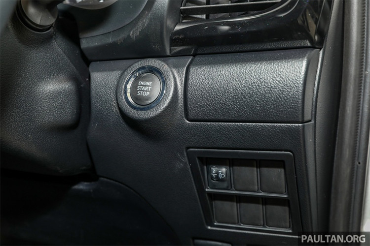 Bảng đồng hồ optitron thiết kế mới cũng đem lại sự sang và tinh cho Hilux 2018 L-Edition. Các tính năng an toàn nổi bật cho Hilux phiên bản 2018 tại Malaysia bao gồm 7 túi khí và trang bị tùy chọn hệ thống kiểm soát ổn định thân xe VSC (Vehicle Stability Control).