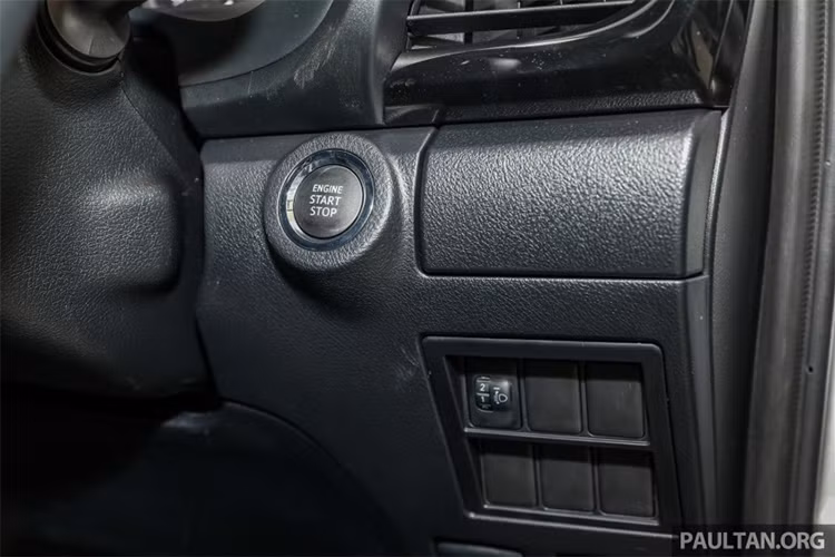 Bảng đồng hồ optitron thiết kế mới cũng đem lại sự sang và tinh cho Hilux 2018 L-Edition. Các tính năng an toàn nổi bật cho Hilux phiên bản 2018 tại Malaysia bao gồm 7 túi khí và trang bị tùy chọn hệ thống kiểm soát ổn định thân xe VSC (Vehicle Stability Control).