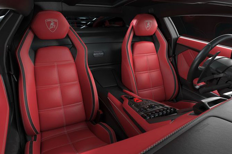 Countach LPI 800-4 chia sẻ nhiều công nghệ vận hành với Sian FKP 37. Khối động cơ đốt trong V12 dung tích 6.5L sản sinh công suất tối đa 785 mã lực và mô-men xoắn 720 Nm. Trong khi đó, động cơ hybrid với bộ pin điện lithium-ion 48 V sản sinh công suất tối đa 34 mã lực và mô-men xoắn 35 Nm. Cấu trúc này chỉ nặng 34 kg.