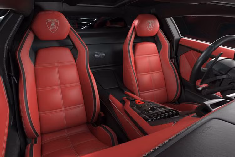 Countach LPI 800-4 chia sẻ nhiều công nghệ vận hành với Sian FKP 37. Khối động cơ đốt trong V12 dung tích 6.5L sản sinh công suất tối đa 785 mã lực và mô-men xoắn 720 Nm. Trong khi đó, động cơ hybrid với bộ pin điện lithium-ion 48 V sản sinh công suất tối đa 34 mã lực và mô-men xoắn 35 Nm. Cấu trúc này chỉ nặng 34 kg.