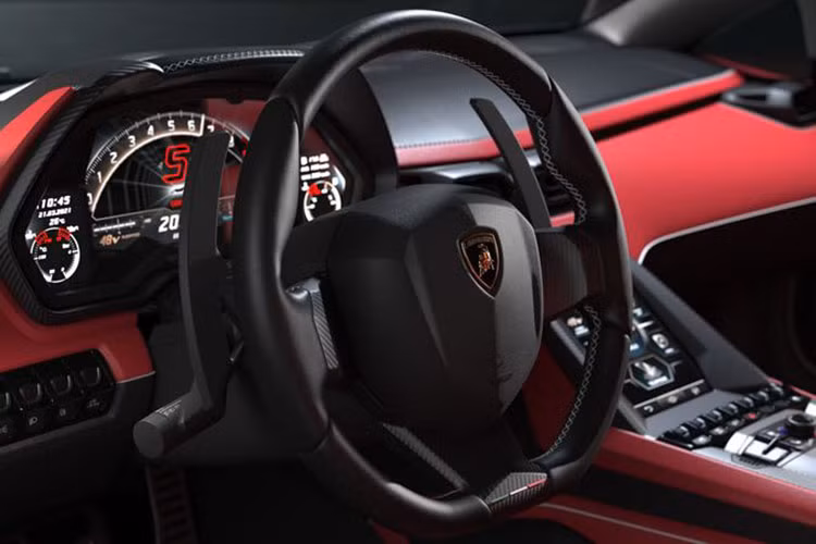 Về nội thất, Lamborghini Countach 2021 tiếp tục chia sẻ khoang cabin với Sian FKP 37, gồm cách bố trí bảng điều khiển, màn hình cảm ứng trung tâm 8,4 inch, da bọc cao cấp và rất nhiều chi tiết làm bằng sợi carbon.