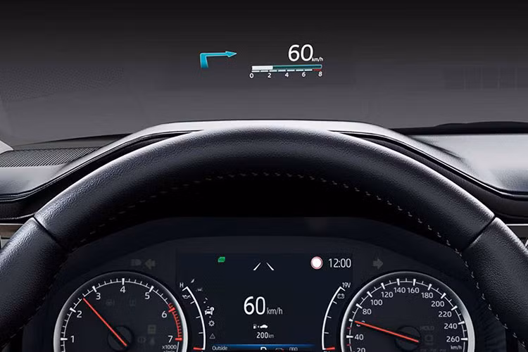 Màn hình hiển thị kính lái HUD đã được bổ sung trên Land Cruiser 2023 tại Việt Nam. Hàng ghế trước ôm thân người, tích hợp bộ nhớ vị trí, chức năng sưởi và thông gió. Ghế lái hỗ trợ chỉnh điện 10 hướng còn ghế phụ chỉnh điện 8 hướng. Bệ tỳ tay trung tâm mở rộng kiểu cánh bướm dành cho cả tài xế và hành khách phía trước.