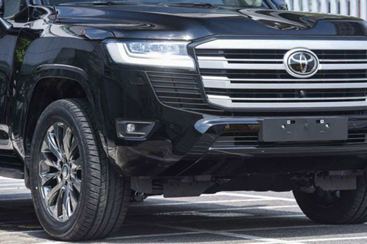 Bên cạnh đó, la-zăng cũ trên Toyota Land Cruiser 2022 chỉ có đường kính 18 inch, bị cho là quá nhỏ so với kích thước to lớn của xe. Đó là chưa kể đến việc dễ gặp vấn đề với đăng kiểm nếu tự ý thay đổi kích thước mâm, lốp.