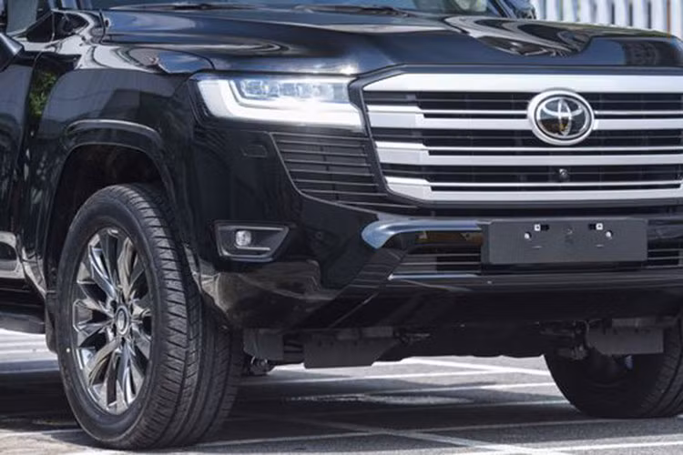 Bên cạnh đó, la-zăng cũ trên Toyota Land Cruiser 2022 chỉ có đường kính 18 inch, bị cho là quá nhỏ so với kích thước to lớn của xe. Đó là chưa kể đến việc dễ gặp vấn đề với đăng kiểm nếu tự ý thay đổi kích thước mâm, lốp.