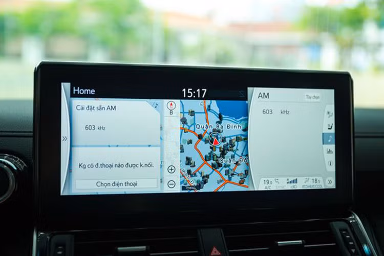 Xe sử dụng vô lăng 3 chấu bọc da ốp gỗ sang trọng, hỗ trợ chỉnh điện 4 hướng và tích hợp đầy đủ các phím chức năng bao gồm: Đàm thoại rảnh tay, điều chỉnh âm thanh, MID, điều khiển hành trình thích ứng và cảnh báo lệch làn. Trung tâm taplo là màn hình cảm ứng chạm đa điểm 12.3 inch, tích hợp màn hình đa địa hình và hệ thống dẫn đường. 